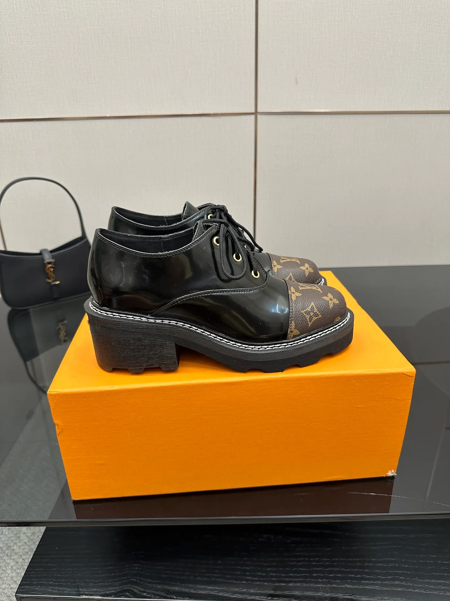 👟👟Ex-factory price 720👟👟 LOUIS VUITTON Louis Vuitton counter latest model top version LV inner cowhide material is real! Original 1:1 material reproduction! Modern and casual in one! Release a strong aura like a queen 🔥Capture everyone's attention instantly💃 Inner/foot pads: imported cowhide Fabric: cowhide Outsole: full genuine leather Code number: 35-41 (40, 41, 42 customizations are not returnable)